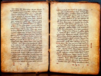 Sider av en bibel "" Peschitta"" på syrisk omfordøyd av hebreerne. Syrisk kirke