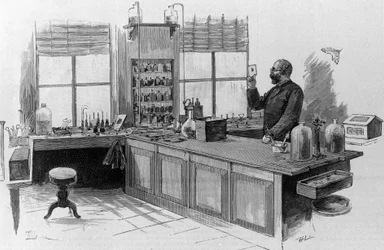 Portrett av den tyske legen Robert Koch (1843-1910) i laboratoriet hans.