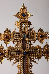 Relikviekors. Metallsmedarbeid med juveler. Opprinnelseskloster (Saint-Amand Tournai, tidligere Elnone. 1500-tallet. Detaljsentrum av korset.