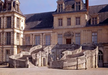 Renessansearkitektur: den store trappen til slottet Fontainebleau.