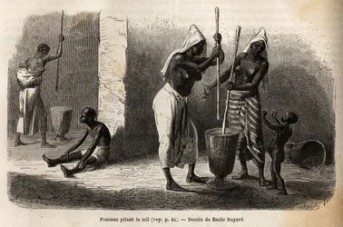 Scene i dagliglivet: kvinner som banker hirse, i Sekou (Niger), omgitt av barn. Gravering for å illustrere reisen til Vest-Sudan til løytnant (Marine) M.Mage, i 1863-1866, publisert i "Le tour du monde, nouveau journal des voyages", under regien