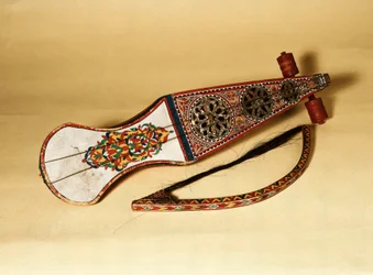 Strengeinstrument; rabab (rubab, robab, rebab, rubob, rawap). Kommer fra Nord-Afrika