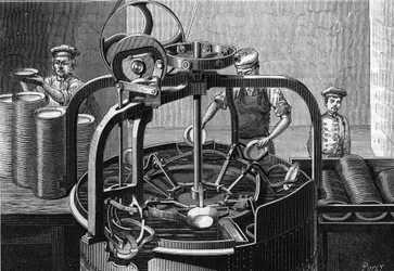 Den mekaniske installasjonen av Mr. Marguery, restauratør, i Paris: automatisk maskin for vask av tallerkener. Operatøren legger en skitten plate i maskinen med høyre hånd og fjerner platen som er rengjort med venstre hånd. Gravering i «La