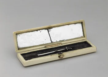 Tannpirkekasse, ca. 1840-1880 (elfenben, sølv, speilglass, fløyel)