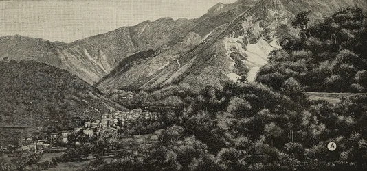 Utsikt over Torano nær Carrara, Italia, i bakgrunnen et marmorbrudd, gravering fra et fotografi av A. Noak fra L#39;Illustrazione Italiana, år XXI, nr. 4, 28. januar