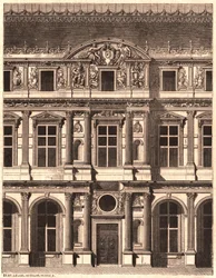 Utsikt over en del av fronten av gårdsplassen til Louvre, Paris, Frankrike