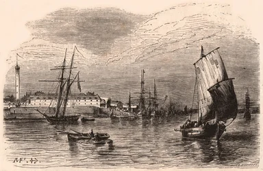 Utsikt over havnen i Lorient, Morbihan, Bretagne, Frankrike: seilbåter og båt i forgrunnen, havnebygninger og fyr i bakgrunnen