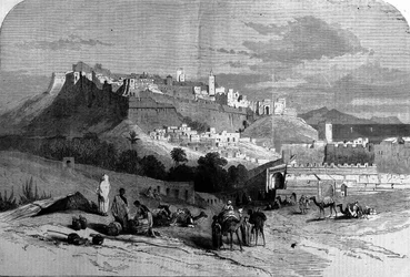 Utsikt over den befestede byen Tanger og kysten, Marokko. Gravering fra 1868.