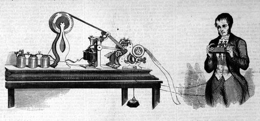 Den amerikanske oppfinneren Samuel Finley Breese Morse (1791-1872) representerer ved siden av telegrafen hans. Gravering av 1800-tallet