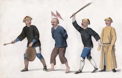 En tiltale er tatt til retten. For å tiltrekke offentlig oppmerksomhet festes røde flagg på hodet hans og en mann ringer på gongen. Gravering, i "The Punishments of the Chinese", London