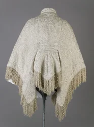 Bertha Palmers frakk, ca. 1870 (sett bakfra), Ribbet silkemoiré, frynser og krystallperler