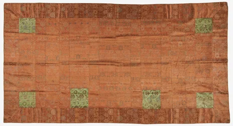 Brokade, silke. En buddhistisk munkekåpe, lappet; kesa