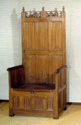Kommode av seremoniell eik med to seter reservert for herrene. Slutten av 1400-tallet. Paris, dekorativ kunst.