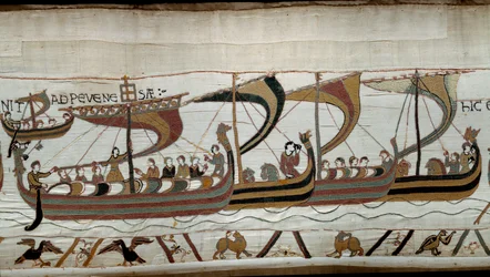 Erobring av England av den normanniske hertugen Vilhelm Erobreren (1027-1087) i 1066: den normanniske flåten nærmer seg den engelske kysten ved Pevensey. Detalj av Bayeux-teppet eller broderi av dronning Mathilde