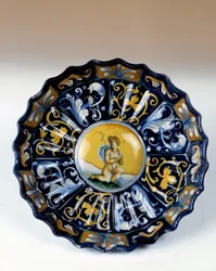 Godronnee fajansekopp dekorert av en angelot. Egouen fra 1500-tallet. Nasjonalt renessansemuseum
