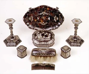 Piké skilpaddeskall sminkebordsett, ca. 1740 (skilpaddeskall og metall)