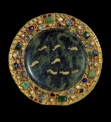 Religiøs gjenstand: serpentinpatene fra det 1. århundre f.Kr. eller det nedre romerske rike og gullramme innlagt med perler og edelstener fra perioden til Karl den skallede (850-900 e.Kr.). Paris, Louvre-museet