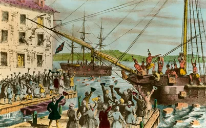 Fremstilling av Boston Tea Party: under den amerikanske uavhengighetskrigen: opprør blant amerikanske bosettere av britisk opprinnelse mot skatter på te og andre matvarer som det engelske parlamentet hadde pålagt. De forkledde seg som indianere og c