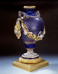 Vase med fiskehale i hardt porselen. Omkring 1765-1770. Paris, Louvre