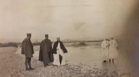 Album fra første verdenskrig i Friuli-Venezia Giulia: offiserer og Røde Kors-sykepleiere over elven Natisone