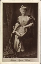 Keiserinne Auguste Viktoria i krone og pels