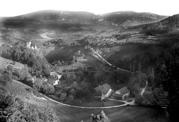 Frankrike, Rhone-Alpes, Ain (01), La Dorche: La Dorche, landsby og bro