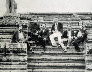 Gruppeportrett av medlemmer av Mekong Exploration Expedition 1866-1868 (Garnier, Doudart de Lagrée) på trappene til Angkor Vat.
