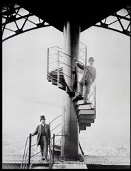 Gustave Eiffel og hans svigersønn Adolphe Salles på trappen til Eiffeltårnet, Paris