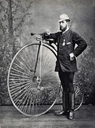 Mann poserer med den store bien (grand bi), velocipedens stamfar. Fotografi, sent på 1800-tallet, Paris. Coll. Selva.