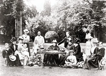 Medlemmer av den britiske kongefamilien inkludert kong George V, kong Edward VIII rundt dronning Victoria på en hagefest. Fotografering mellom 1895 og 1901.