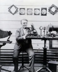 Bilde av Thomas-Alva Edison foran sin fonograf.