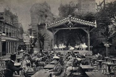 Populær livsscene ved Moulin Rouge i Paris. Fotografi, sent på 1800-tallet, Paris. Coll. Selva.