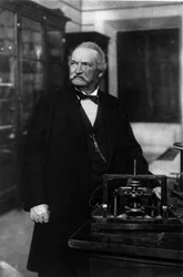 Portrett av Antonio Pacinotti italiensk fysiker (1841-1912) med sin ring (Anello).
