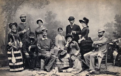 Portrett av en familie med en fotograf, foran landlige omgivelser. Fotografi, sent på 1800-tallet, Paris. Coll. Selva.
