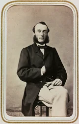 Portrett av en mann, visittkort; støtten inneholder indikasjonen «Robert Ditzinger (1826–1891)»
