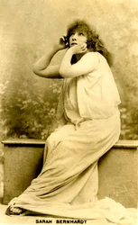 Sarah Bernhardt i tittelrollen som 'Izey' ved Abbey Theatre, Irland i 1896 (Postkort)