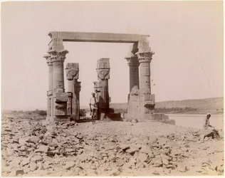 Den romerske kiosken i Qertassi (i dag i New Kalabsha), sett fra øst, Egypt, fotografi av Edition J P Sebach, ca 1890