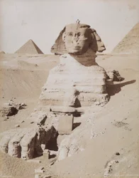 Sfinksen og, i bakgrunnen, Kheops-pyramiden. Kairo, El Giza