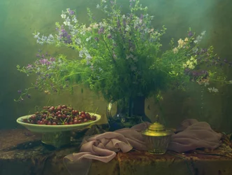 Mørkt blomster- og kirsebærstilleben