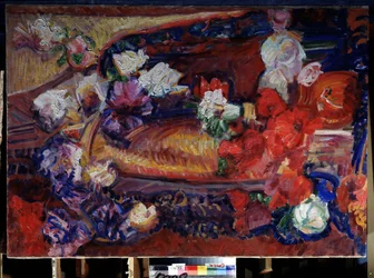 Stilleben med pyntepute og blomster. Maleri av Vasily Ivanovich Denisov (1862-1921). Olje på lerret