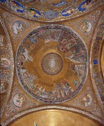 Utsikt over kuppelen med mosaikker på gylden bakgrunn (romansk og bysantinsk stil) som illustrerer Moses