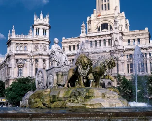Cybele-fontene som representerer gudinnen Cybele i en vogn trukket av to løver, bygget i 1782 av Ventura Rodriguez (1717-1785) bak, utsikt over Palais des Communications, Plaza de Cibeles, Madrid (bilde)