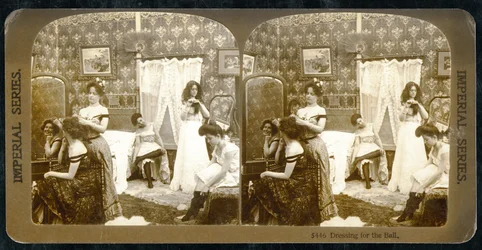 'Dressing for the Ball', ca. 1900 (sepia-bilde) (se også 473245)