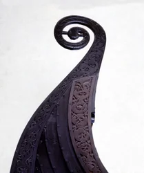 Baugfigur fra en gravdrake (vikingskip) fra Oseberg, datert til 800-tallet. Bygdøy-museet, Oslo.