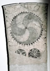 Runestein med solsymbol, 7.-8. århundre