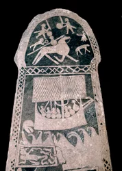 Viking: Runestein fra Gotland (Sverige) som representerer en vikingseilende drakkar, 800-tallet - Musee regional de Visby, Sverige - Runestein som viser et vikinglangskip, 800-tallet - Regionalmuseet i Visby, Sverige