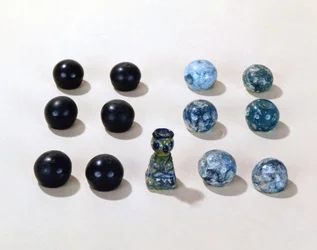 Sjakkbrikker fra vikingbyen Birka (glass)