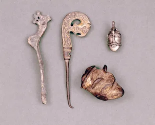 Ulike apparater og vikingjuveler, øverst til høyre, en representasjon av guddommen Odin. Stockholm, Historiska Museet
