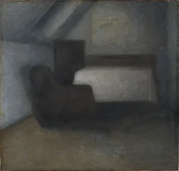 Loftsrom med et bord og en stol