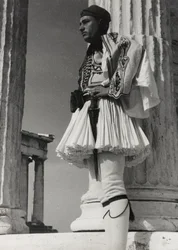 Gresk soldat på Akropolis, Athen, fra albumet «Egeerhavets cruise – Zara, Athen, Rhodos og Tripoli»